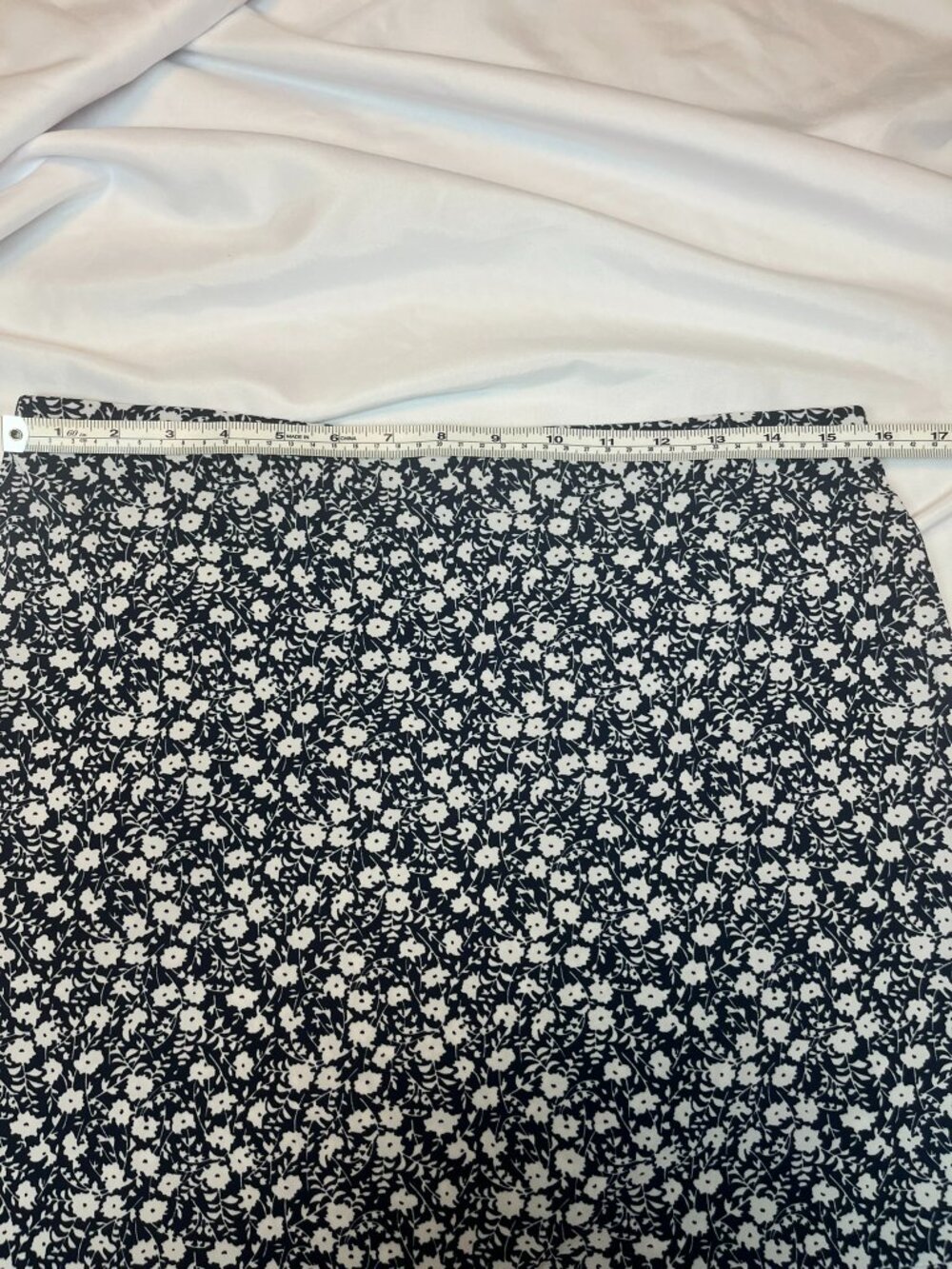 Navy-and-White Floral A-line Skirt with Mermaid-Style Hem-Chaps XL - Picture 5 of 7